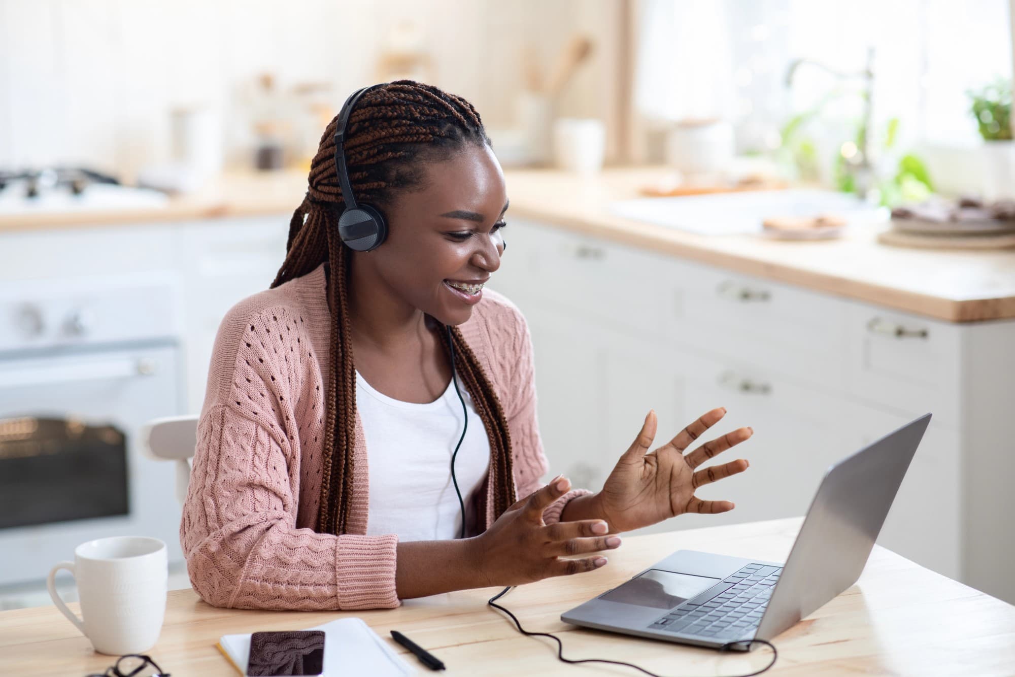 A Zelshu Tutor teacher smiling and explaining a lesson in a live online class